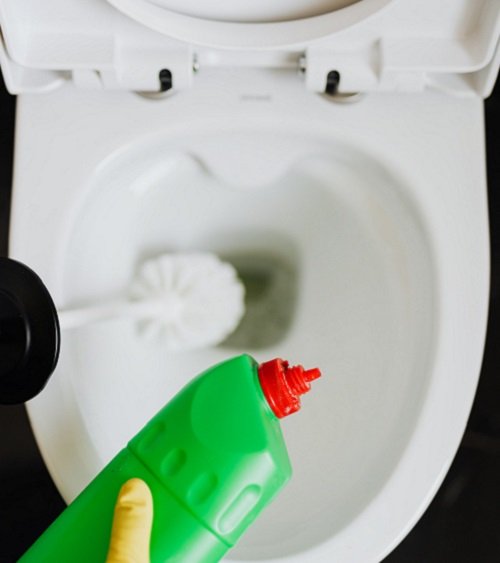 accidentally mixed bleach and toilet bowl cleaner